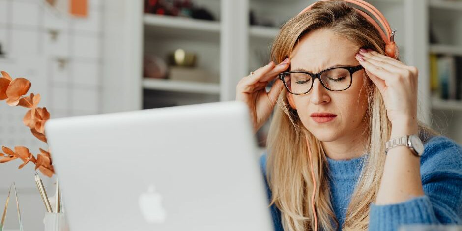 Femme stressée devant un ordinateur